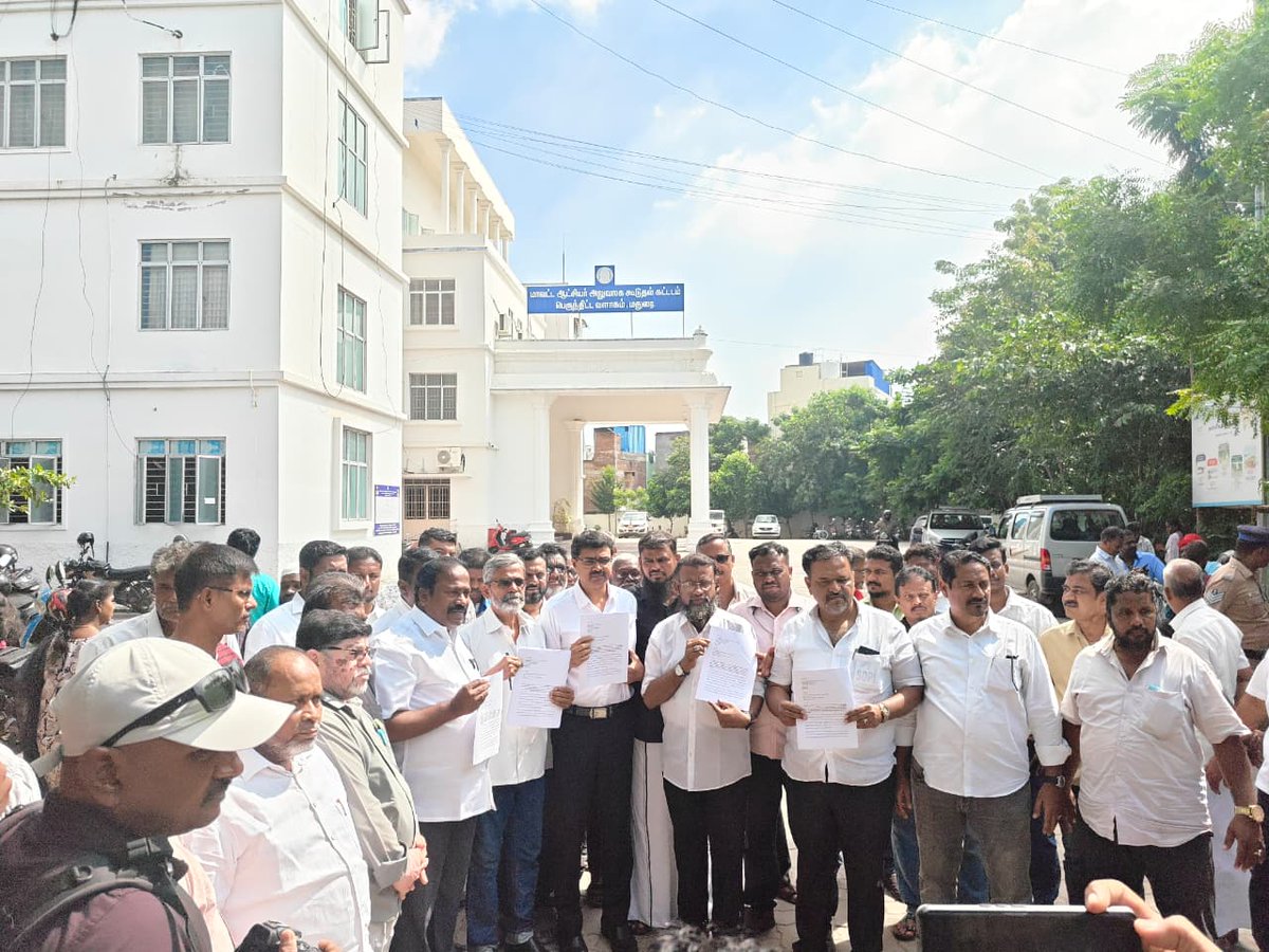 hindumunnani_tn's tweet image. திருப்பரங்குன்றம் மலை மீது தீபம் ஏற்றக்கூடாது!!

நீதிமன்ற தீர்ப்பை எதிர்த்து முருகனுக்கு விரோதமான திமுக கூட்டணி கட்சிகள்...

காங்கிரஸ், கம்யூனிஸ்ட், விசிக, மதிமுக மற்றும் திமுக உட்பட தீபத்திற்கு எதிராக கூட்டம்...!
‌
இந்துக்களே! முருக பக்தர்களே!!
இவர்கள் யாரென்று இப்போதாவது…