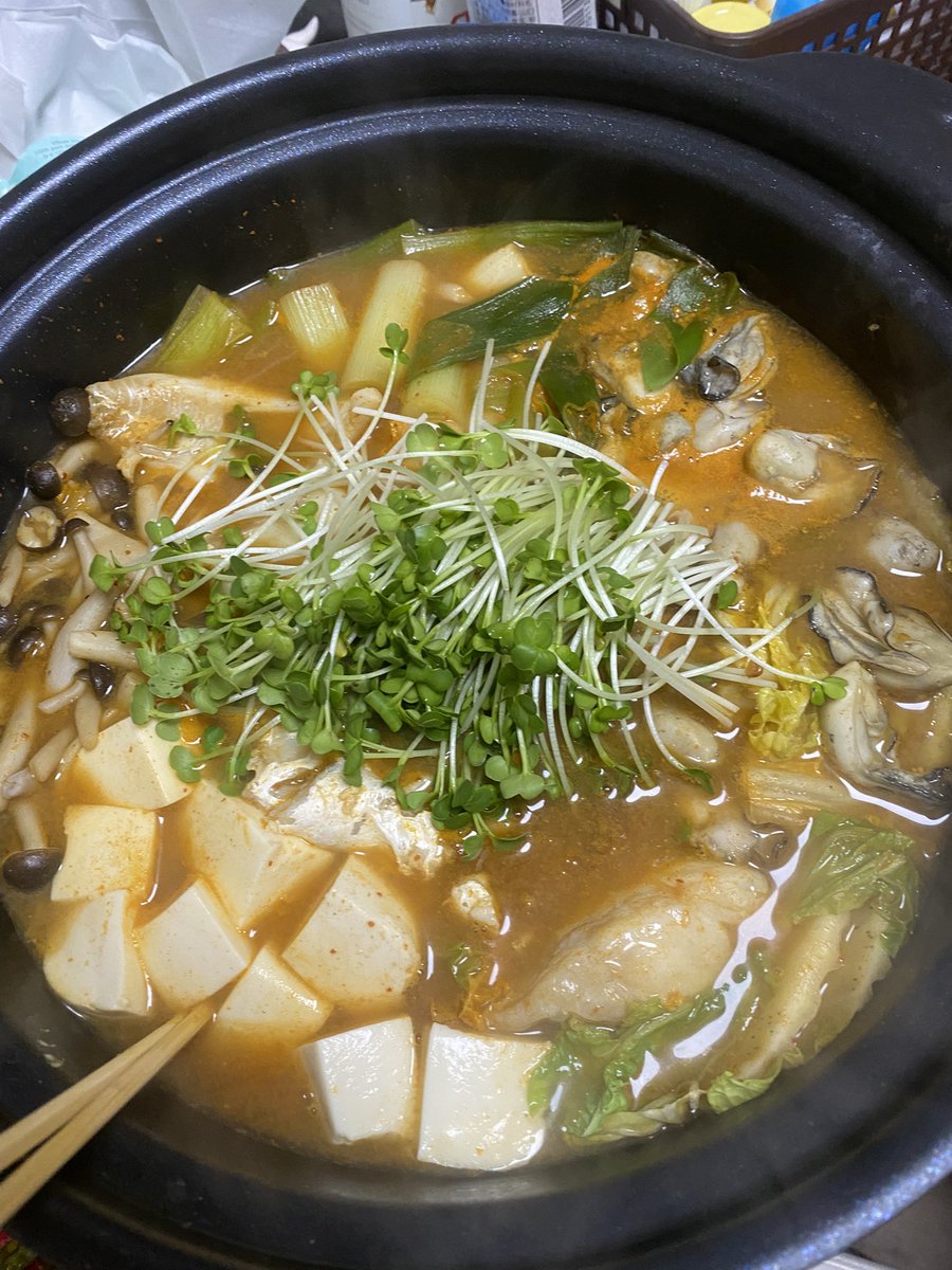 蕪の葉と金時人参の塩きんぴら作ったり
蕪の胡椒漬作ったり切り物しまくったり
昨日牡蠣鱈鍋たべたり