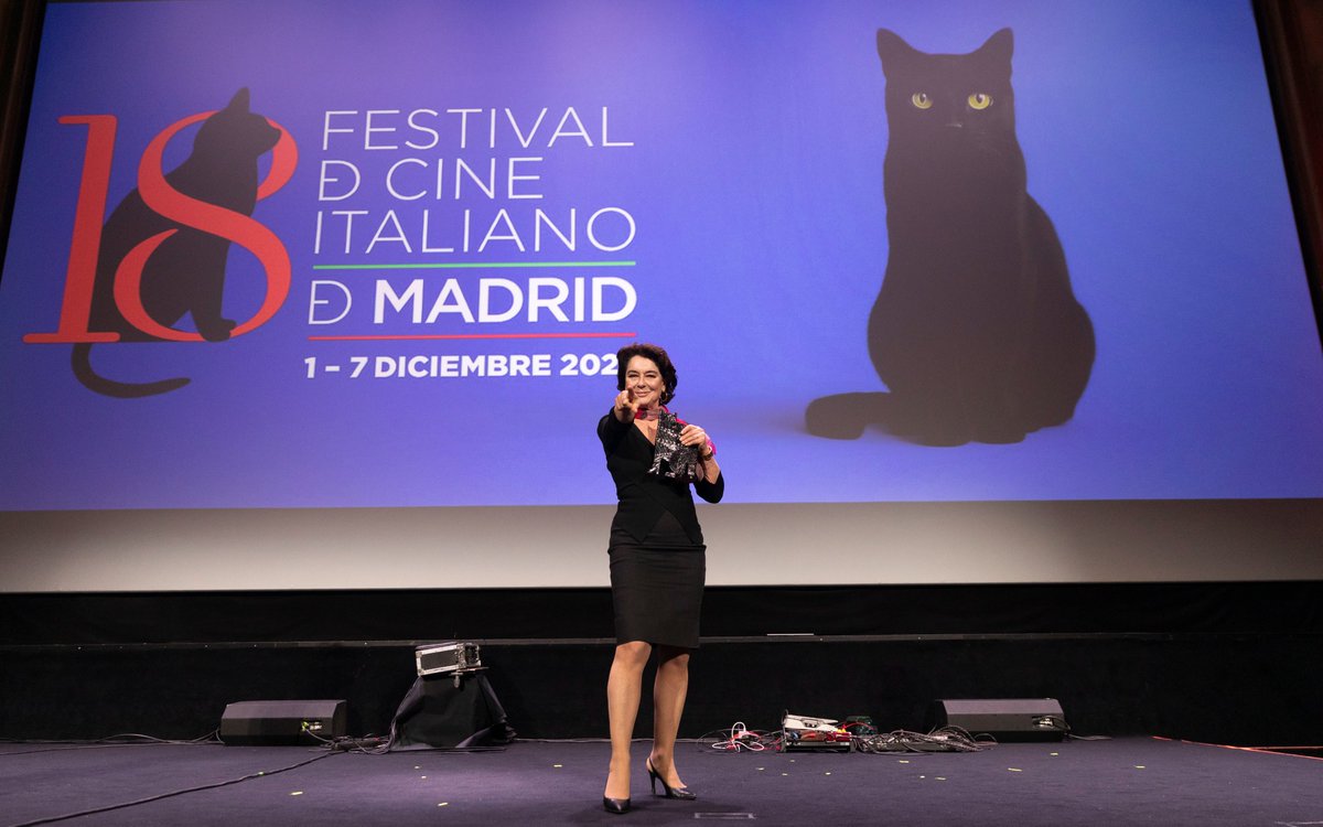 iicmadrid's tweet photo. En los Cines Callao se inauguró oficialmente la 18ª edición del Festival de Cine Italiano de Madrid, organizado por el Instituto Italiano de Cultura bajo el patrocinio de la Embajada de Italia en España.
Durante la velada, la actriz y directora Monica Guerritore recibió un premio especial entregado por el vicepresidente de la Cámara de los Diputados, Giorgio Mulé, en presencia de Giulio Base, director artístico del 18º FCI Madrid, y de Elena Fontanella, directora del IIC Madrid. El reconocimiento celebra su nueva película Anna, dedicada a la figura de Anna Magnani, de la cual se presentó un adelanto exclusivo al público español.
La Región del Piamonte es la invitada de honor de esta edición. La noche concluyó con un concierto de Paolo Fresu y Pierpaolo Vacca, seguido de la proyección de Fuori, de Mario Martone, la primera película del gran cine italiano programada en esta edición.
@FCIMadrid  @regionepiemonte.official @monicaguerritore @paolofresureal @cines_callao @fondazionepatriziopaoletti @cinetecabologna @forbesitalia @italianscreens @filmcommissiontorinopiemonte @biovitae.it  @fondazionevompagniadisanpaolo @giffoni_experience @madridfilmoffice @associazione_casa_abruzzo @pugliesi_in_spagna @festivaldecineitalianodemadrid #porquemamaoselcine #cineitaliano #peliculas #concierto #premiospeciale