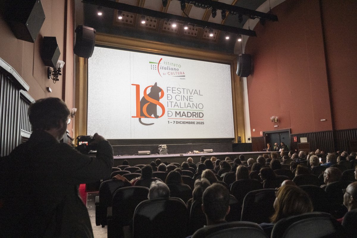 iicmadrid's tweet photo. En los Cines Callao se inauguró oficialmente la 18ª edición del Festival de Cine Italiano de Madrid, organizado por el Instituto Italiano de Cultura bajo el patrocinio de la Embajada de Italia en España.
Durante la velada, la actriz y directora Monica Guerritore recibió un premio especial entregado por el vicepresidente de la Cámara de los Diputados, Giorgio Mulé, en presencia de Giulio Base, director artístico del 18º FCI Madrid, y de Elena Fontanella, directora del IIC Madrid. El reconocimiento celebra su nueva película Anna, dedicada a la figura de Anna Magnani, de la cual se presentó un adelanto exclusivo al público español.
La Región del Piamonte es la invitada de honor de esta edición. La noche concluyó con un concierto de Paolo Fresu y Pierpaolo Vacca, seguido de la proyección de Fuori, de Mario Martone, la primera película del gran cine italiano programada en esta edición.
@FCIMadrid  @regionepiemonte.official @monicaguerritore @paolofresureal @cines_callao @fondazionepatriziopaoletti @cinetecabologna @forbesitalia @italianscreens @filmcommissiontorinopiemonte @biovitae.it  @fondazionevompagniadisanpaolo @giffoni_experience @madridfilmoffice @associazione_casa_abruzzo @pugliesi_in_spagna @festivaldecineitalianodemadrid #porquemamaoselcine #cineitaliano #peliculas #concierto #premiospeciale