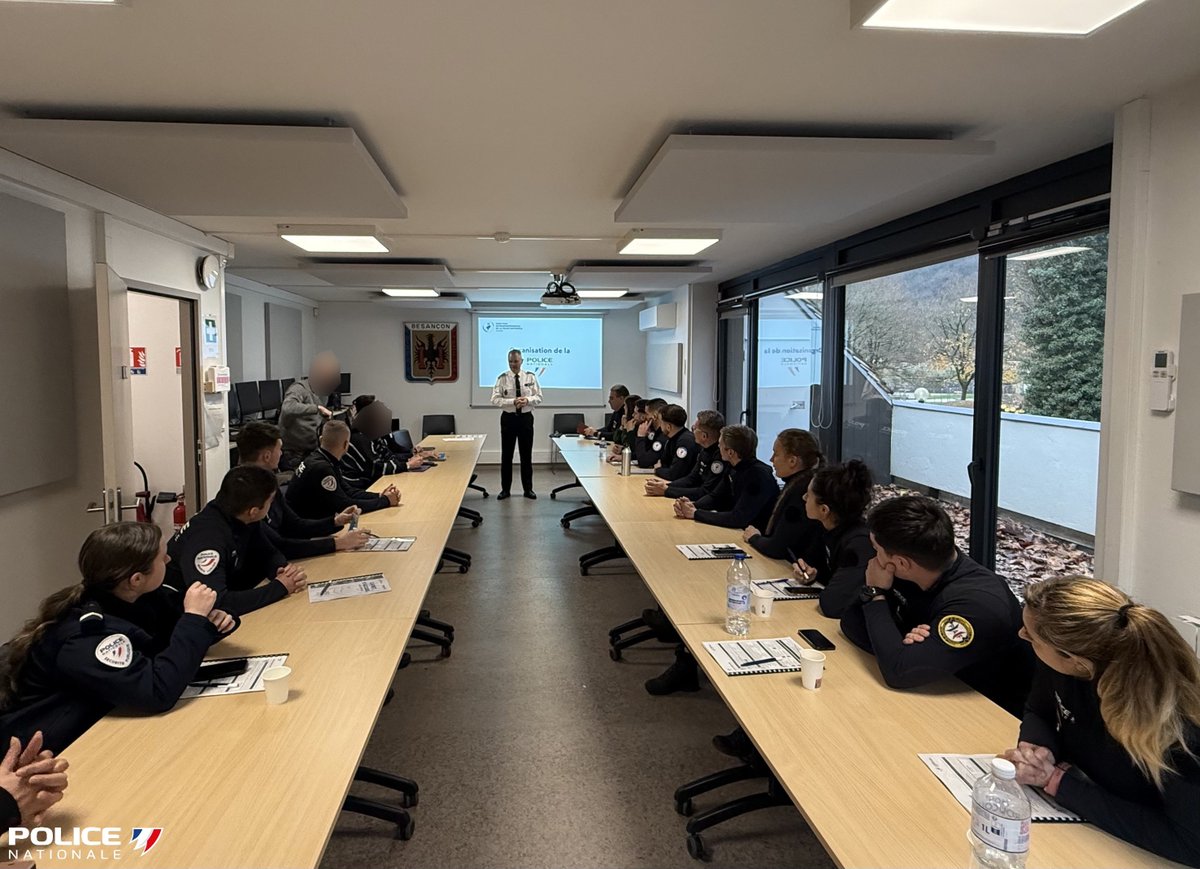 PoliceNat25's tweet image. #PoliceNationale | Hier, 11  policiers sont arrivés pour renforcer la @PoliceNat25. 👮👮‍♀️
Le directeur Laurent Perraut et les chefs de service étaient présents pour accueillir les nouveaux venus avant leur affectation à #Besancon, #Pontarlier et #Montbéliard. 
Bienvenue à eux ! 🚔