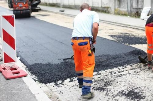 Cameroon Cuts Import Duties to Speed Kribi Bitumen Plant Construction businessincameroon.com/public-works/0…