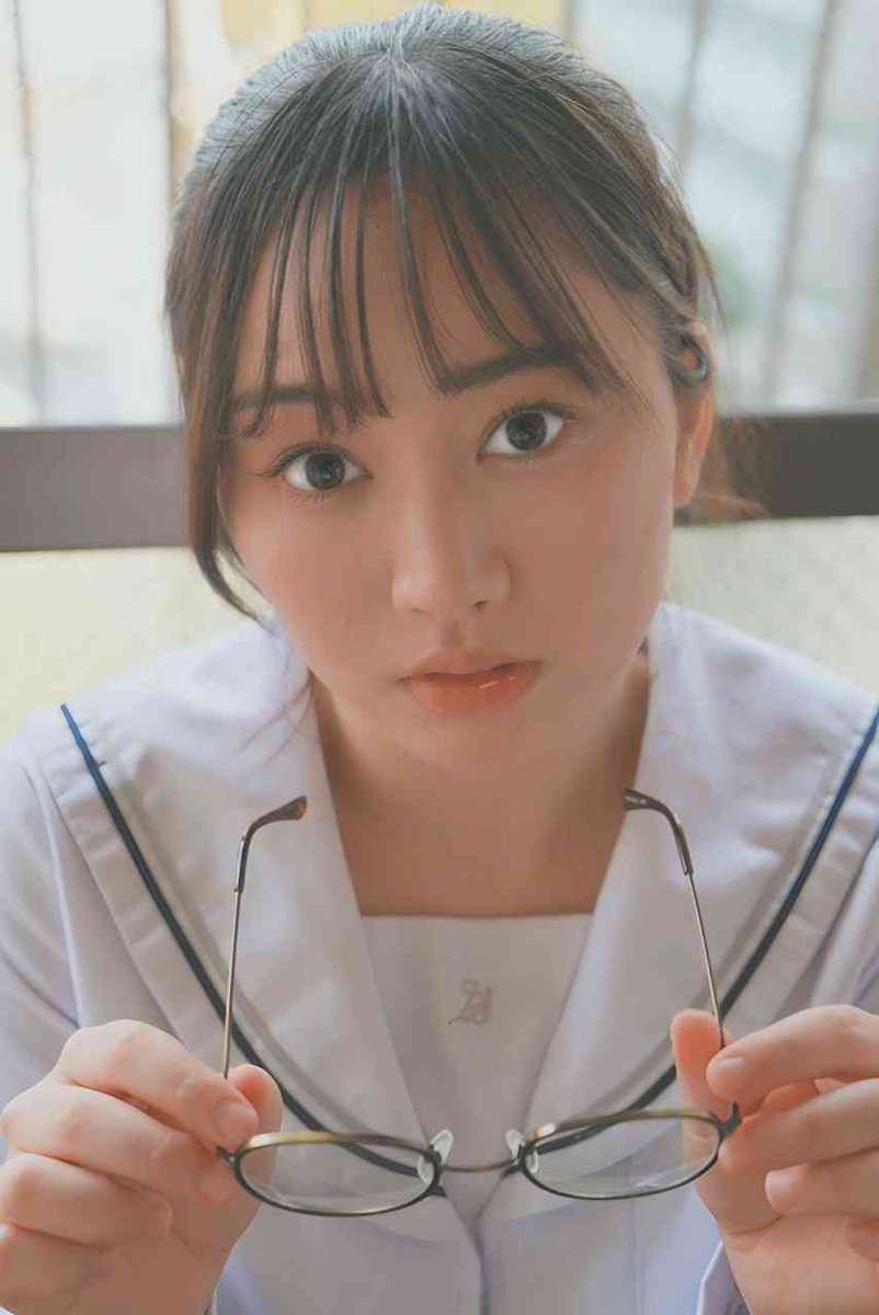 yukarinu_G's tweet photo. 「あの、」
顔を真っ赤にしながら彼女が指先を震わせてブラウスのボタンを外していく。その動作に合わせて肩まで伸びた黒髪が揺れる
「こういうことでしょうか？」
最後のボタンが外れる。キャミソールに白い下着が透けて見えた。思いの外ふっくらと柔らかそうな身体つきに、肌の白さが際立っていた https://t.co/X2X545XxDO