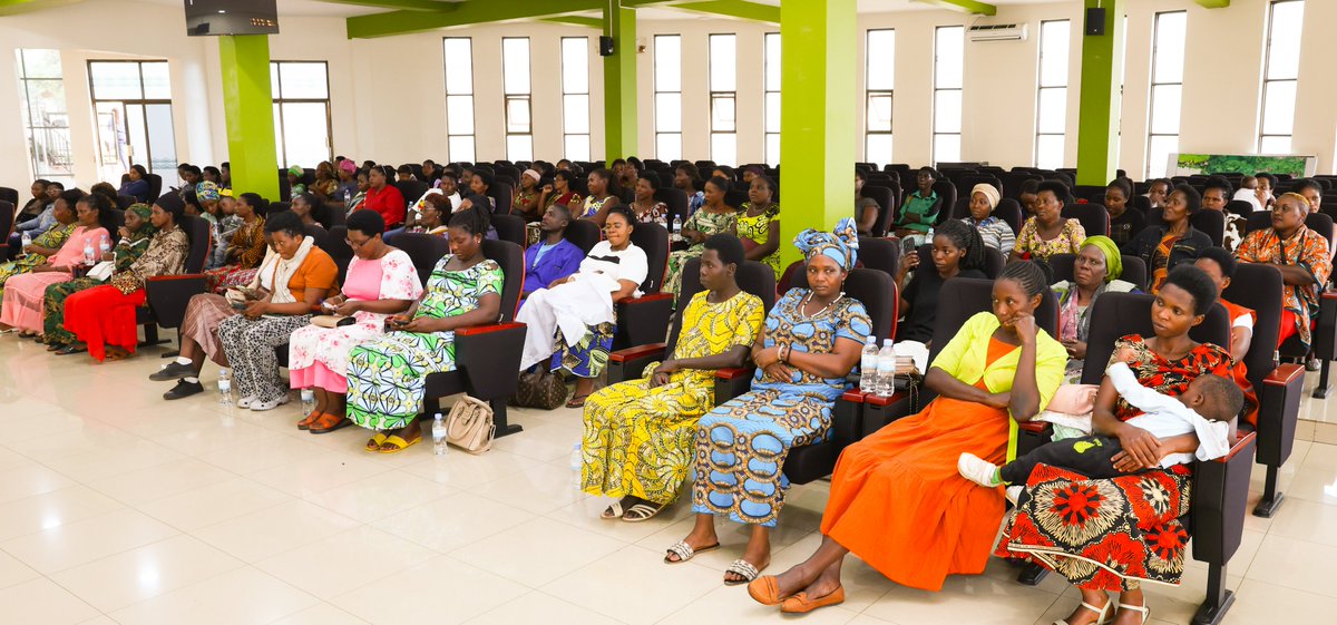 GenderMonitorRw's tweet photo. Kuri uyu wa Kabiri, turi kuganira n'abagore bakora ubucuruzi buciriritse bibumbiye mu makoperative  muri @CityofKigali.Ibi biganiro biragaruka ku ruhare rwabo mu kubaka umuryango uzira ihohotera, gusangira ubumenyi mu bucuruzi bakora no gushakira ibisubizo imbogamizi bahura nazo. https://t.co/mNIGFGFlOr