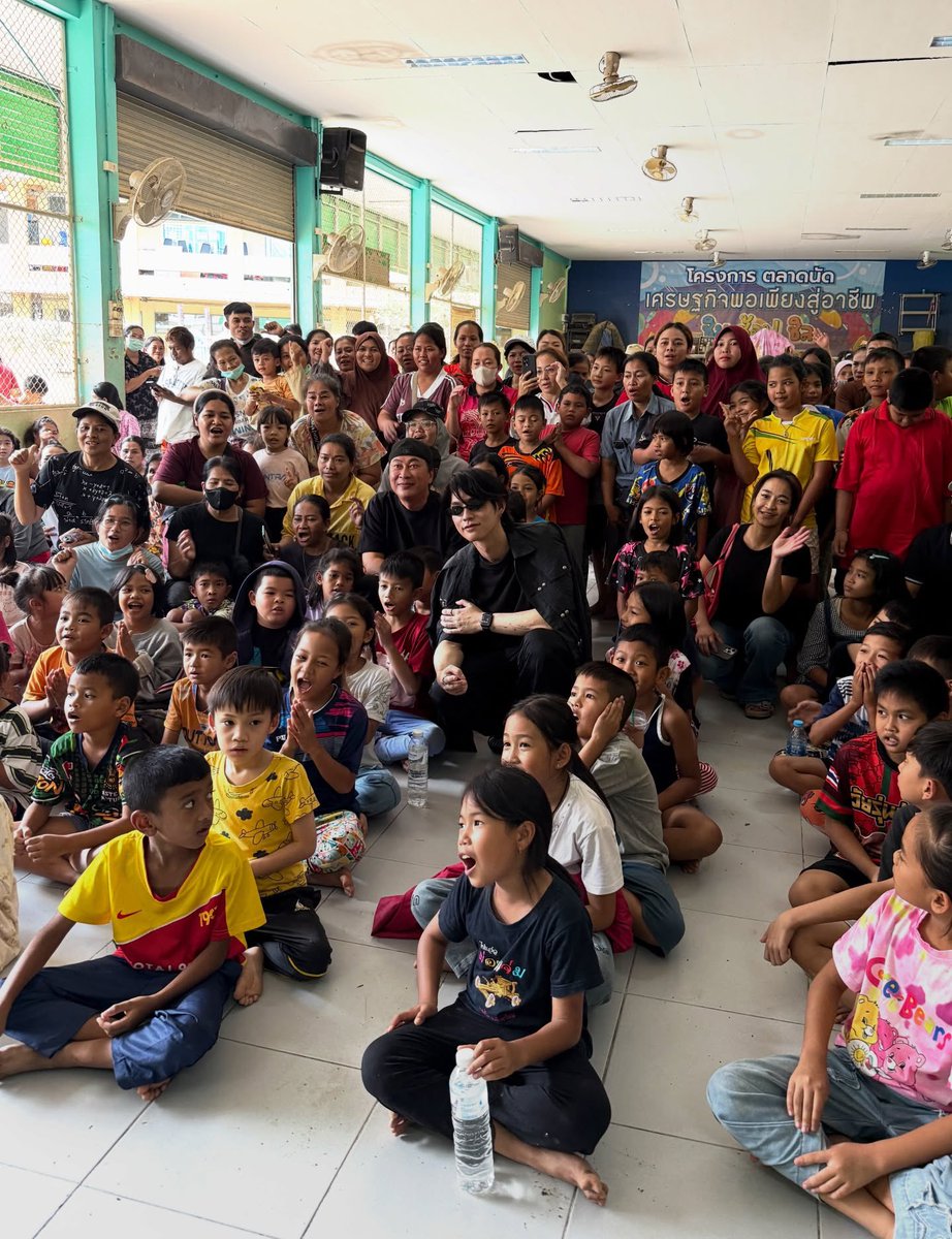 นี่คือ1ในเหตุผลที่ทุกวันนี้ยังอยู่กับไบร์ท🤍

น้องมันจิตใจดีและถูกเลี้ยงดูมาให้รู้จักแบ่งปัน
มีน้อยก็ช่วยตามกำลังและวันนี้น้องมีมากพอที่จะให้ได้เยอะและน้องทำ 

ล้านบาทคงไม่สามารถช่วยได้ทั้งหมดแต่พอจะสร้างความหวัง สร้างรอยยิ้มให้กับผู้รับได้ 

ในฐานะคนไทย ขอบคุณมากครับสำหรับน้ำใจ