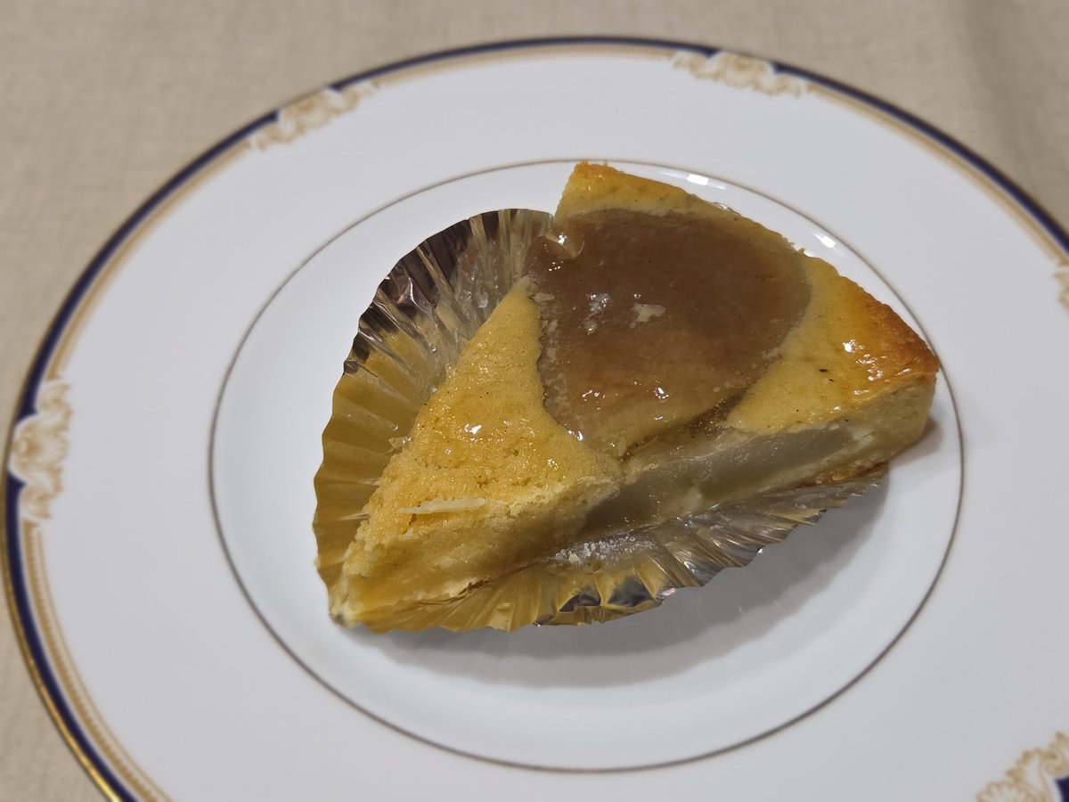 パリの空の下　タルトポアール フレーシュ
洋梨小さめのダマンドマシマシ。ダマンド大好きなので嬉しい。
アーモンドの香りがガツンとくるダマンドは他では味わえません。洋梨の芳醇な香りと合わさって罪悪感すら感じる。
パリ空のタルトポワールがいちばんうまい。