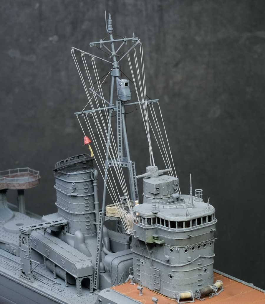 Tobiiro2's tweet image. 索類の仕上げ　完成
予めどの滑車の索はどこに行くのか決めていますが、マストと艦橋の位置関係や、斜桁の上と後ろへの傾きは毎作品違うので、接着前にどこかに干渉しないかよく確認します。
今回も信号斜桁から信号所に下す索がヤードに当たらないよう、信号所の取付位置を調整しました。