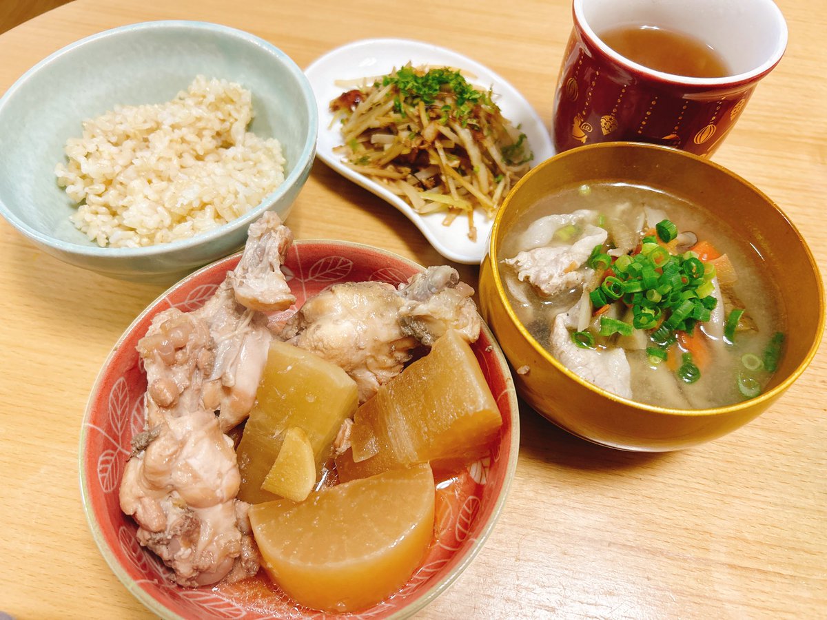 鶏手羽元と大根の煮物、豚汁、ツナと大根の皮のきんぴら。
圧力鍋便利〜(*´ч`*)