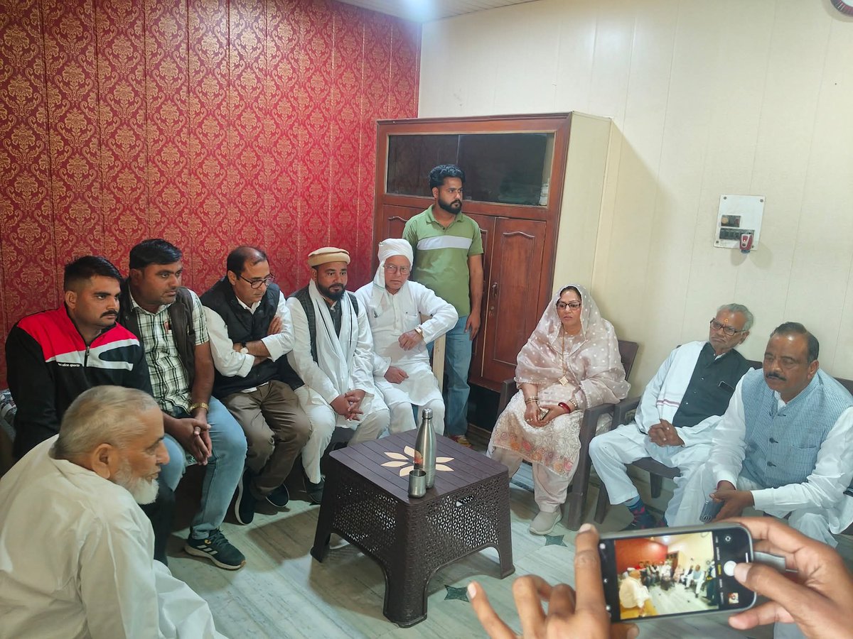 पुनहाना से मौजूदा विधायक चौधरी Mohammad Ilyas  खान जी से आज उनके निवास स्थान काटपुरी पर जाकर मुलाक़ात की ओर 
उनकी सेहत के बारे में जानकारी लेती हुए राजस्थान की पूर्व शिक्षा राज्य मंत्री श्री <a href="/ZahidaKhanINC/">Zahida Khan</a> जी व यादराम गर्ग जी

  अल्लाह तआला मंत्री जी को सेहत और लम्बी ज़िंदगी दे