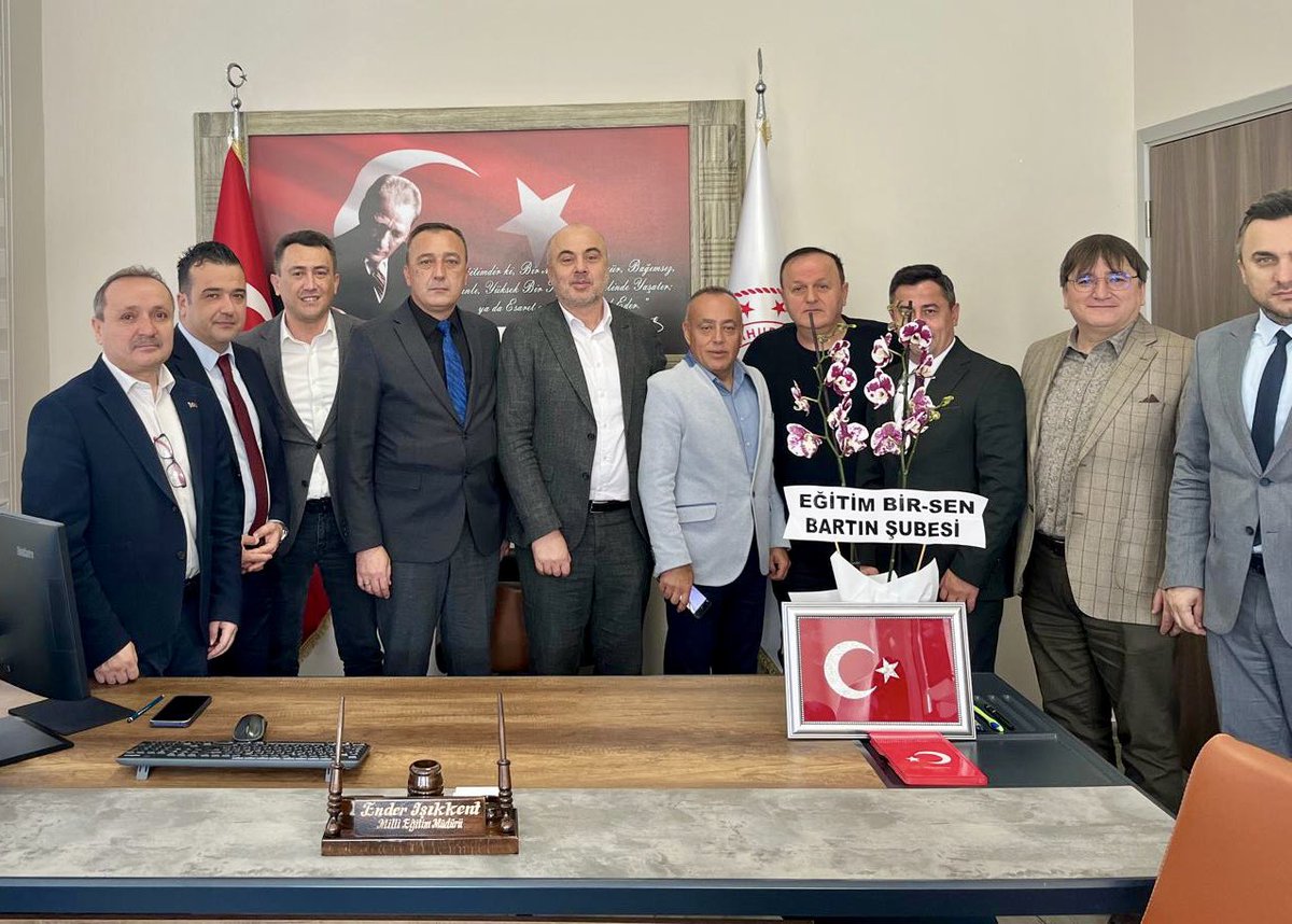 Amasra İlçe Milli Eğitim Müdürü olarak görevlendirilen üyemiz Sn. Ender Işıkkent’i makamında ziyaret ederek hayırlı olsun dileklerimizi ilettik.
Şube Başkanımız Sn. Muhammet Akça, Yönetim Kurulu Üyelerimiz ve Amasra İlçe Temsilcimiz Sn. Mehmet Özengi ile birlikte