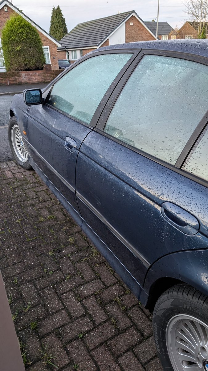 Finally, ladies and gentlemen...

6 cylinder diesel bus acquired.

1998 e39 525tds, did high 30's to the gallon at 80 on cruise control when I brought it home last night