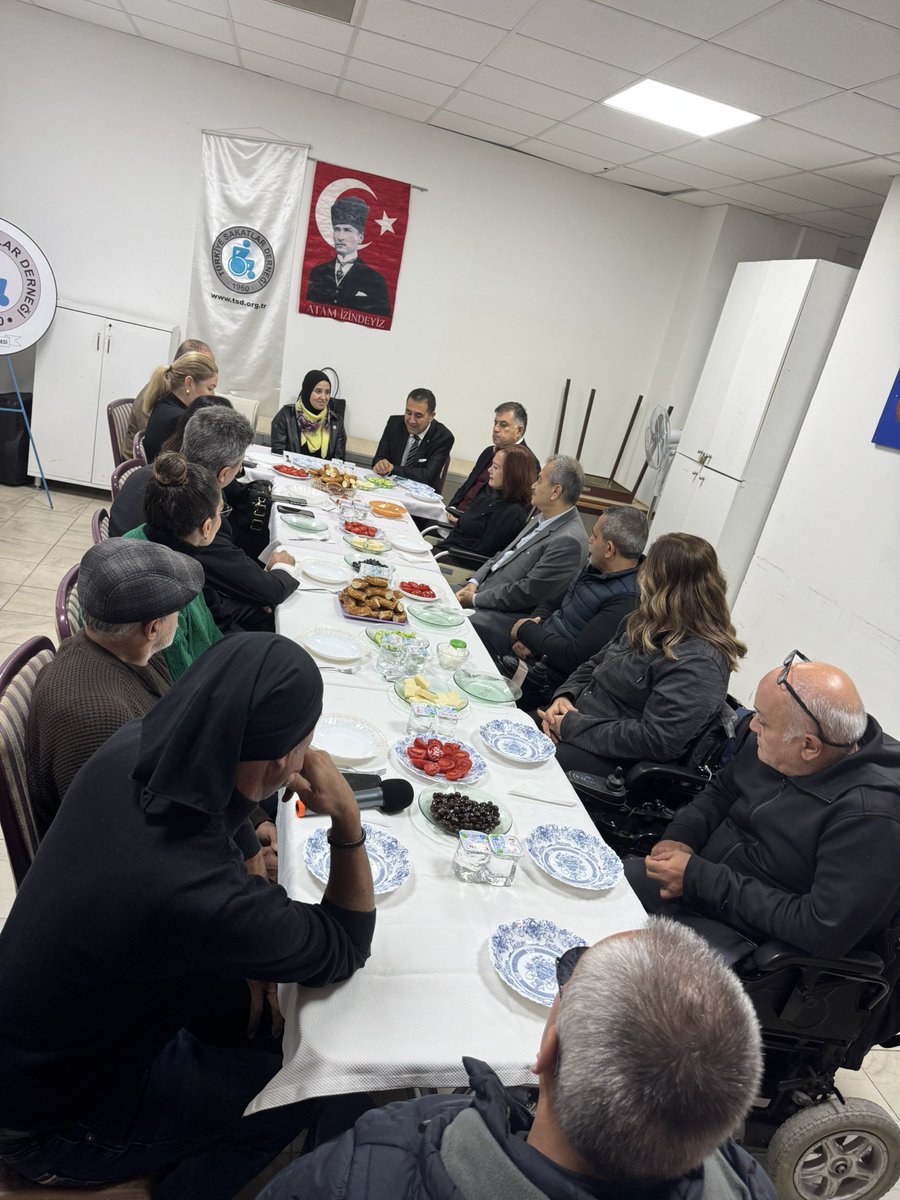 Genel Başkan Yardımcımız ve İstanbul Milletvekilimiz Elif Esen ile 3 Aralık Dünya Engelliler Günü kapsamında Türkiye Sakatlar Derneği İzmir Şubesi’ni ziyaret ederek engelli bireylerimizin taleplerini yerinde dinledik. Bizleri samimiyetle ağırlayan Dernek Başkanı Metin Çınar’a