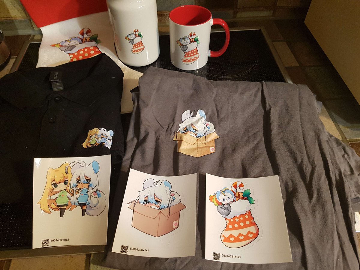 Ich habe mich selber schon ein wenig weihnachtlich beschenkt, mit zauberhaftem Merch von <a href="/xTraeumchen/">xTräumchen</a>. Schaut doch mal bei Ihr vorbei (xtraeumchen.carrd.co) vielleicht findet ihr bei ihrem Merch auch was für euch, oder ihr gebt eine Comission bei ihr auf.