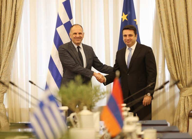 ArMaghak's tweet image. 🇦🇲🇬🇷The Speaker of #Armenia’s Parliament #AlenSimonyan raised the issue of Armenian prisoners held in #Azerbaijan and those missing in action during a meeting with the Greek Foreign Minister Giorgos Gerapetritis in Athens.

#Greece