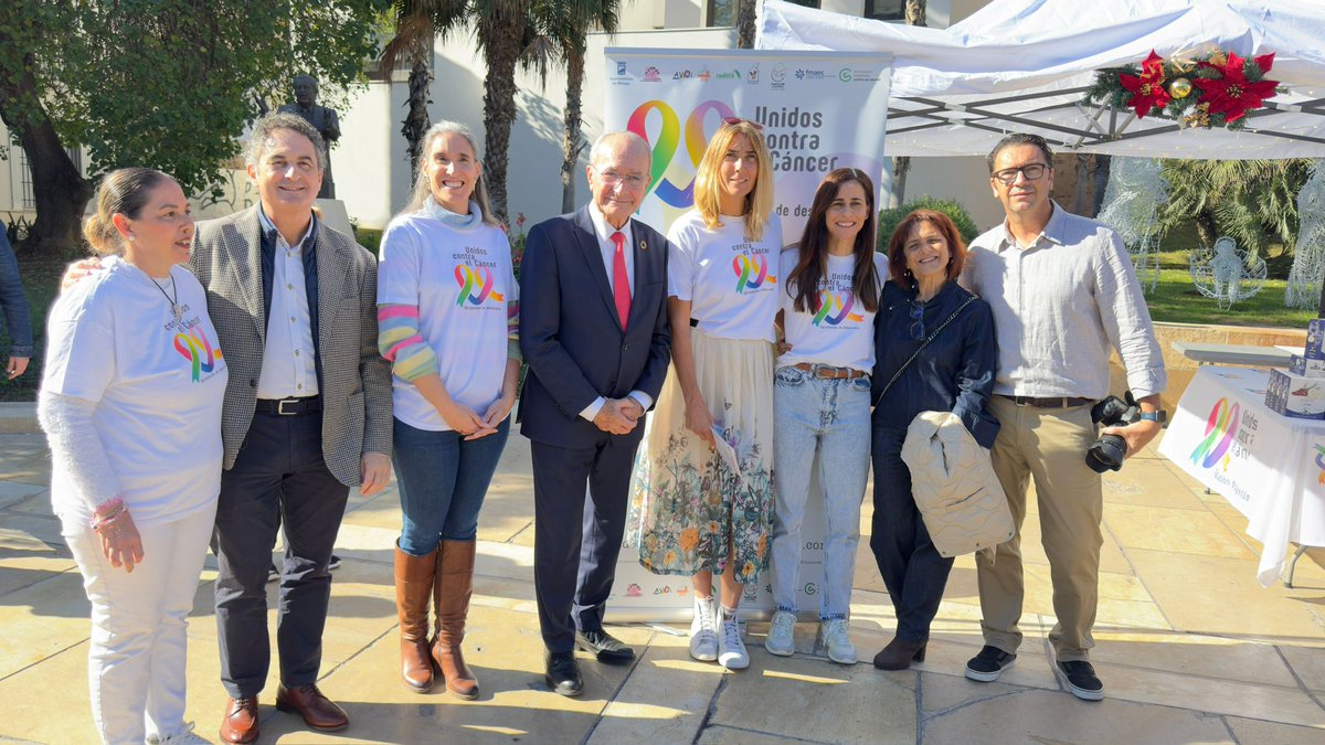 Este sábado disfrutamos del Mercadillo Navideño de la Agrupación Unidos contra el Cáncer 🎄 Variedad de artículos, ropa y complementos, además de polvorones y mantecados. Tuvimos actuaciones para todas las edades con apoyo de <a href="/isoluzav/">ISOLUZ AUDIOVISUALES</a> y talleres de cerámica.
¡Gracias!