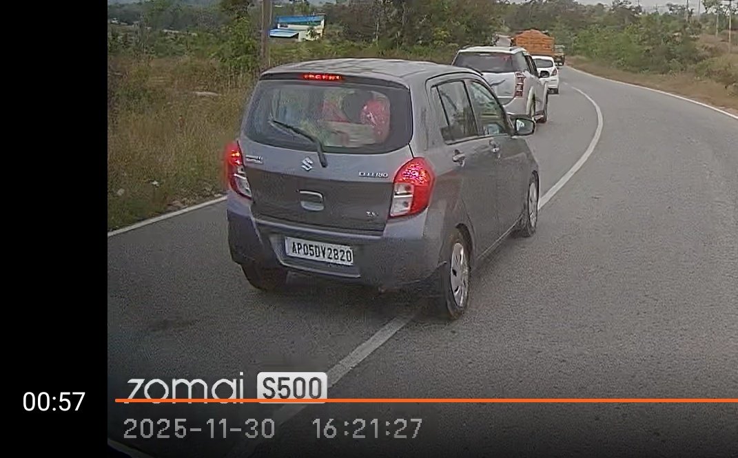 motordave2's tweet photo. #Mysore, #KRS Dam Road 🚨⚠️ 

Maruti Celerio driver, overtaking on #Curve, #NoOvertakingZone with #SolidWhiteLines…⚠️ 

Such Driving #Disciplines &amp; #Skills reason for maximum misadventures.

@DriveSmart_IN @dabir 
VC @Deepak41830923 
 https://t.co/JDZRKYG9IH