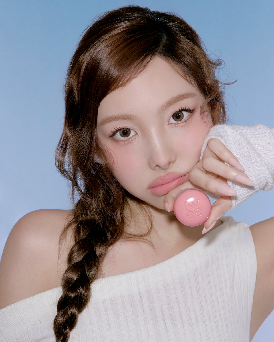 SubjectKpop's tweet photo. Nayeon x fwee

#TWICE #트와이스 @JYPETWICE https://t.co/rB2qpf66uy