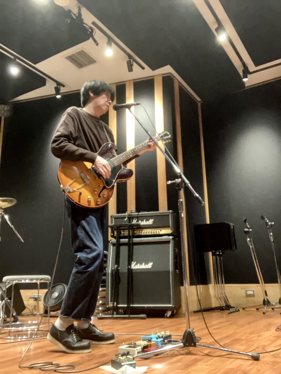 今日も早い時期からスタジオへ。年末年始と続くライブに向け色々と