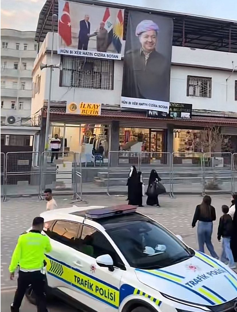 Türkiye, 2007'de Barzani'den PKK elebaşlarını vermesini istemişti.
Barzani ise "Türkiye'ye kedi dahi vermem" demişti.

Aradan yıllar geçmiş unutulmuş. Şırnak Cizre'de Barzani resimleri asılmış.