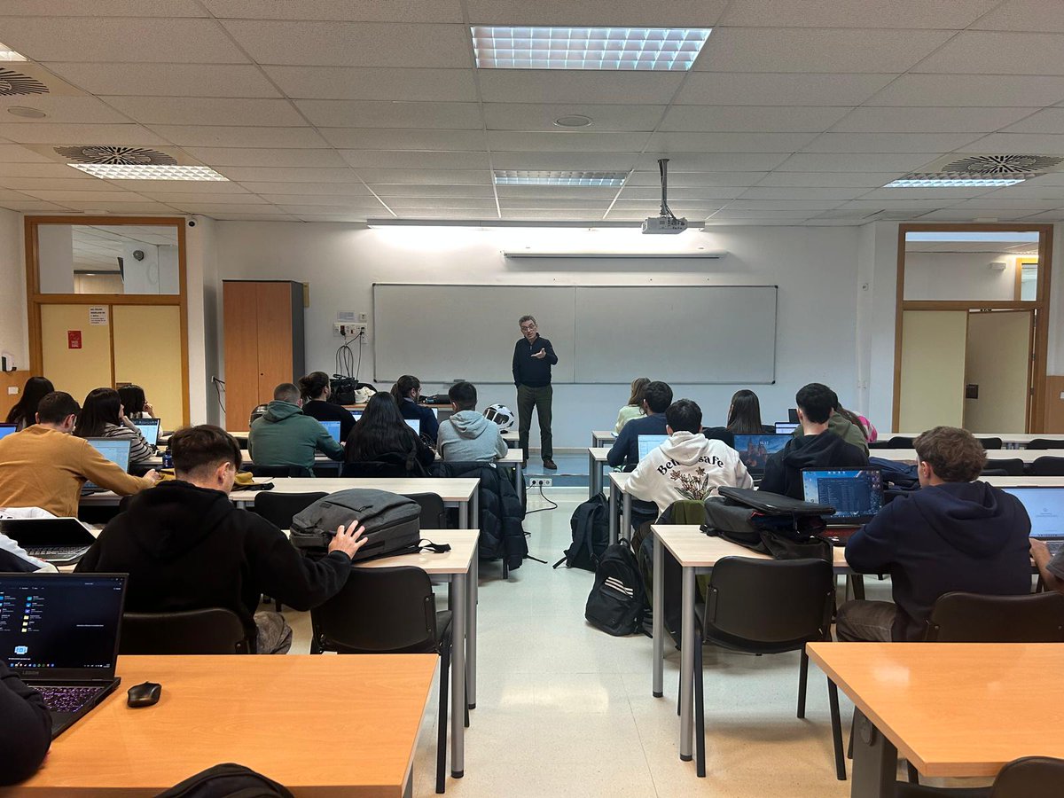 📌 El secretario técnico del COAAT Mallorca, Mateo Moyá, ofreció ayer una charla sobre la profesión de arquitecto técnico y una clase magistral sobre cálculo de apeos a alumnos de 4º del Grado en Edificación de la <a href="/epsuib/">Escola Politècnica Superior de la UIB</a>. 
¡Gracias a todos ellos por su asistencia!