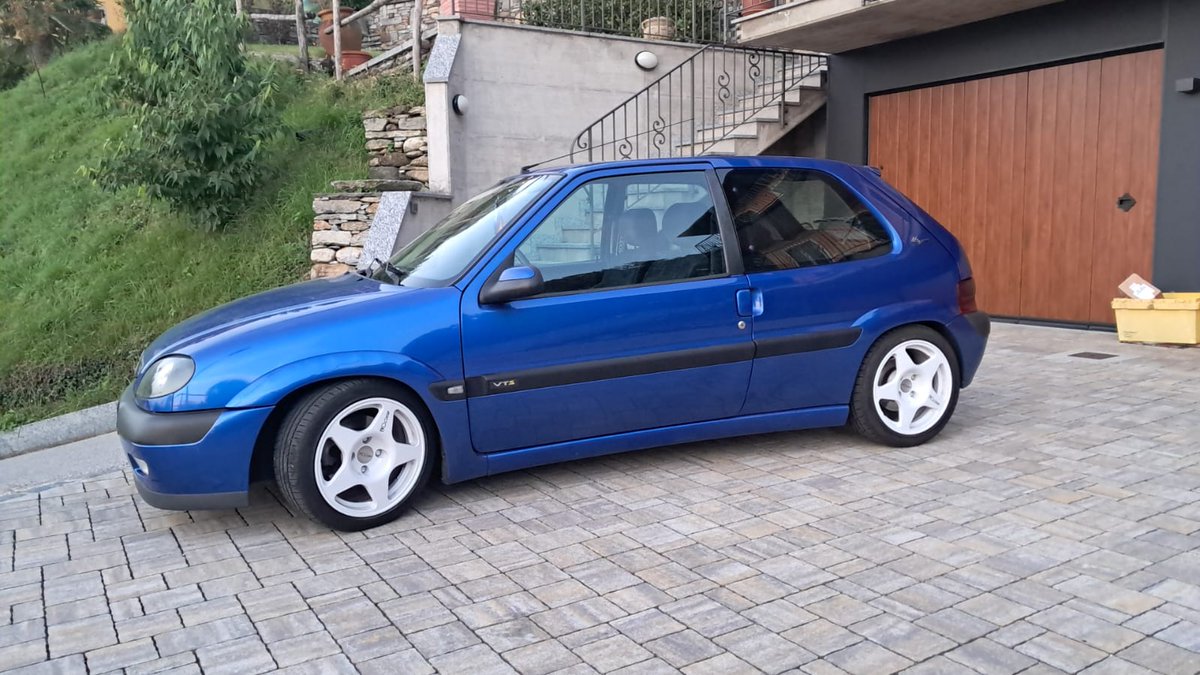 Citroen Saxo VTS equipaggiata con ruote EVO Corse modello Lion V39 misure 7x15 ET10 4x108 finitura White con tappi coprimozzo .
Per informazioni o prenotazioni 📷evospeedamg@gmail.com

#evocorse #lionv39 #racingwheels #whitewheels #madeinitaly #citroen #saxovts #rallycar #follow