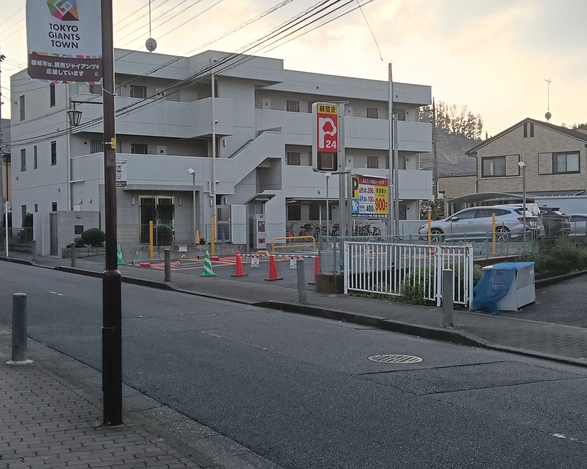 Comingsoon！！】 待望の当店激近、激アツ（※当社調べによると※徒歩約5秒）にコインパーキング出来ました☺台数は多くは無さそうなので、引き続き、近隣の大型駐車場様方も合わせてご利用の上、“銀河系ラーメン  煮鶏”を年末年始、何卒宜しくお願い致します🐣もうすぐ一 ...