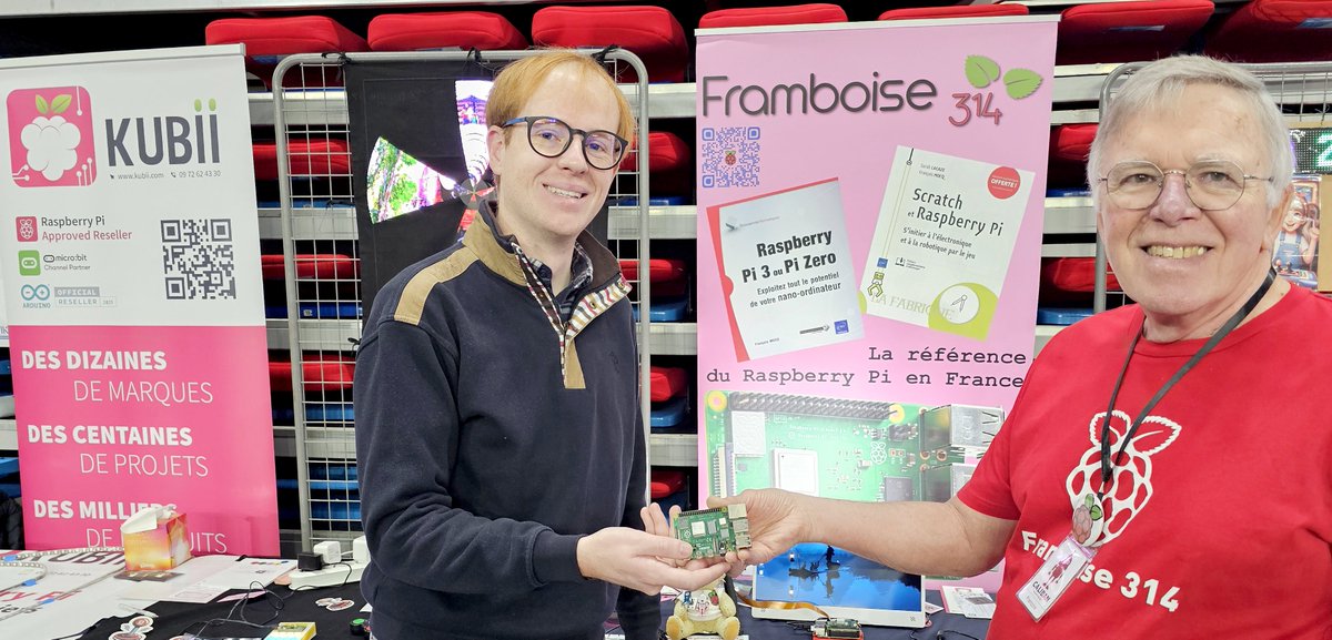 framboise314's tweet image. #SalonRobotik Victor a été tiré au sort et j&apos;ai eu le plaisir de remettre le @Raspberry_Pi offert par @Kubii_RPi  Victor est en train de monter son entreprise qui met en œuvre robotique, pesée dynamique, mesures... Le #RaspberryPi lui sera certainement utile