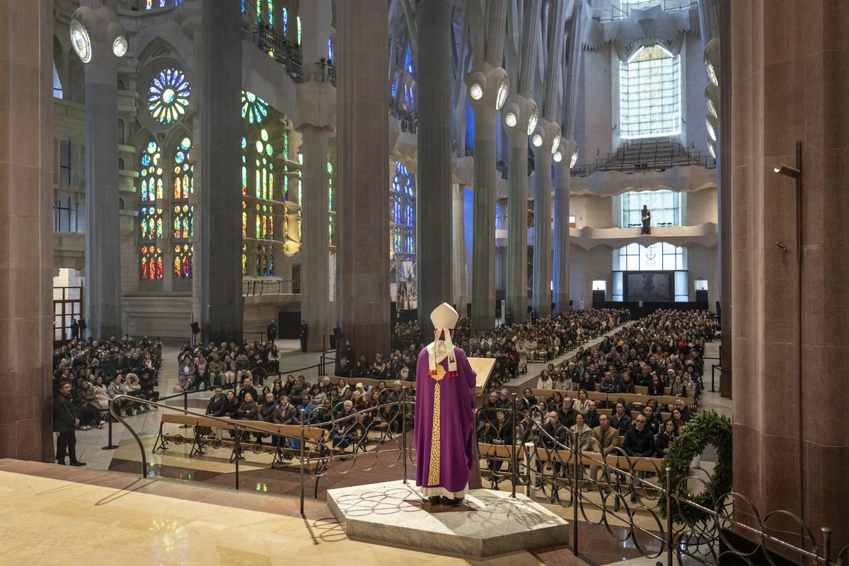 sagradafamilia's tweet image. El día 30 de noviembre se celebró en la Basílica la Misa Internacional de Inicio de Adviento con motivo del inicio del tiempo litúrgico de #Adviento y coincidiendo con el centenario de la finalización de la torre de #Bernabé.