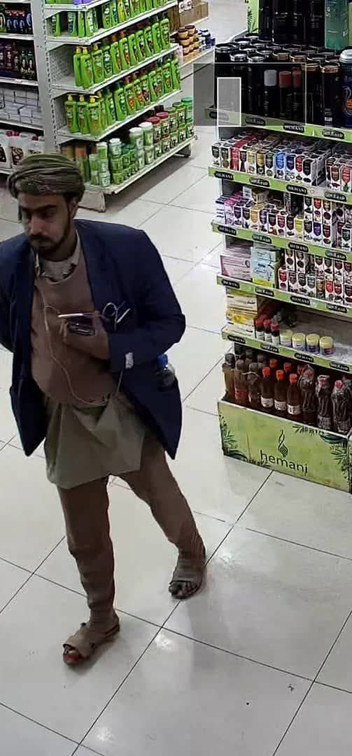 #عاجل 

جريمة بشعة من جرائم الحوثيين 
للأسف الشديد 
يرويها أحد الأهالي قال: هذا المجرم  من أهالي ضلاع همدان صنعاء
لكن هو من أتباع المسيرة الشيطانية الحوثية
قتل صديقه بدم بارد ورمى به من السطح ودفنه وأخذ بندقه وراح باعها ثم ذهب إلى الحلاق يحلق ويتغدى ويخزن القات، ثم ذهب السوبر