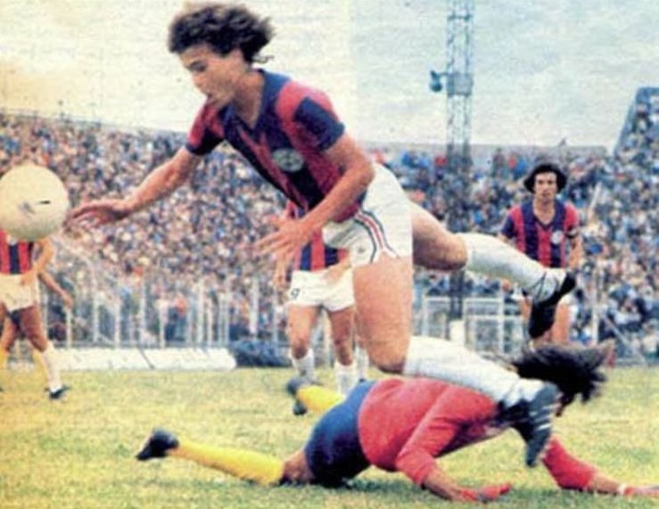 2 de diciembre una de las fechas más tristes en la historia de San Lorenzo !!! El 2 de diciembre del año 1979, exactamente 45 años atrás, por la décimo cuarta fecha del campeonato Nacional, en el Templo Sagrado de Av La Plata, San Lorenzo recibía a sus hijos del riachuelo y el