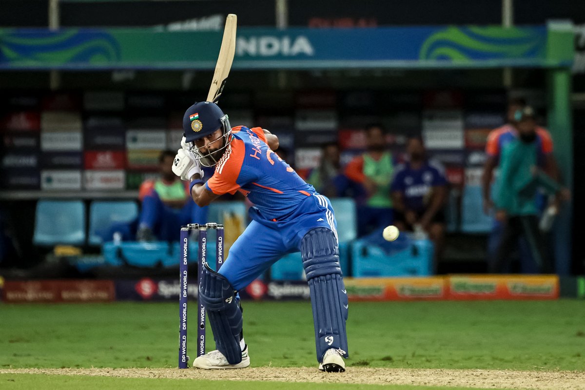 cricbuzz's tweet image. 🚨 Hardik Pandya comeback alert 💥

🏅 Player of the Match on return to competitive cricket

🏏 Scores 77* off 42 [7x4s, 4x6s] as Baroda chase down 223 in style vs Punjab!

#SMAT2025 #HardikPandya