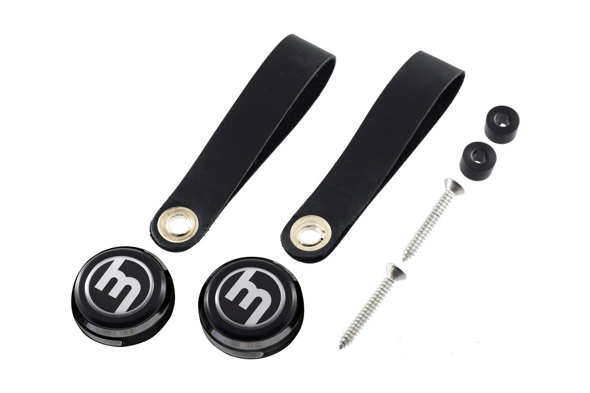 plot_p4's tweet image. 品名：ヴィンテージスタイル ドアプル
品番：JP-2081

この小さな革の帯ひとつが、
扉を開く指先に そっと甘露を垂らし、
走り出す前のひと息を、
やさしい ゆらぎ で満たしてくれるのだ。

#Mazda #Eunos #Roadster #Miata #mx5 #jassperformance #マツダ #ユーノス #ロードスター #ミアータ…