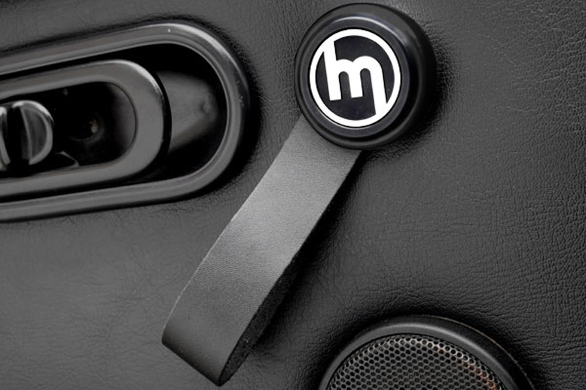 plot_p4's tweet image. 品名：ヴィンテージスタイル ドアプル
品番：JP-2081

この小さな革の帯ひとつが、
扉を開く指先に そっと甘露を垂らし、
走り出す前のひと息を、
やさしい ゆらぎ で満たしてくれるのだ。

#Mazda #Eunos #Roadster #Miata #mx5 #jassperformance #マツダ #ユーノス #ロードスター #ミアータ…