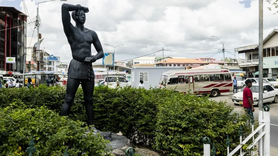 la1ere's tweet photo. Les descendants d'esclaves au Suriname acceptent les excuses du roi des Pays-Bas

➡Le ministre des Affaires étrangères a annoncé un fonds de 66 millions d'euros pour des projets en faveur des descendants des esclaves et des peuples autochtones

📱💻https://t.co/TQr9fePuZ3 https://t.co/D4VhoL12pX