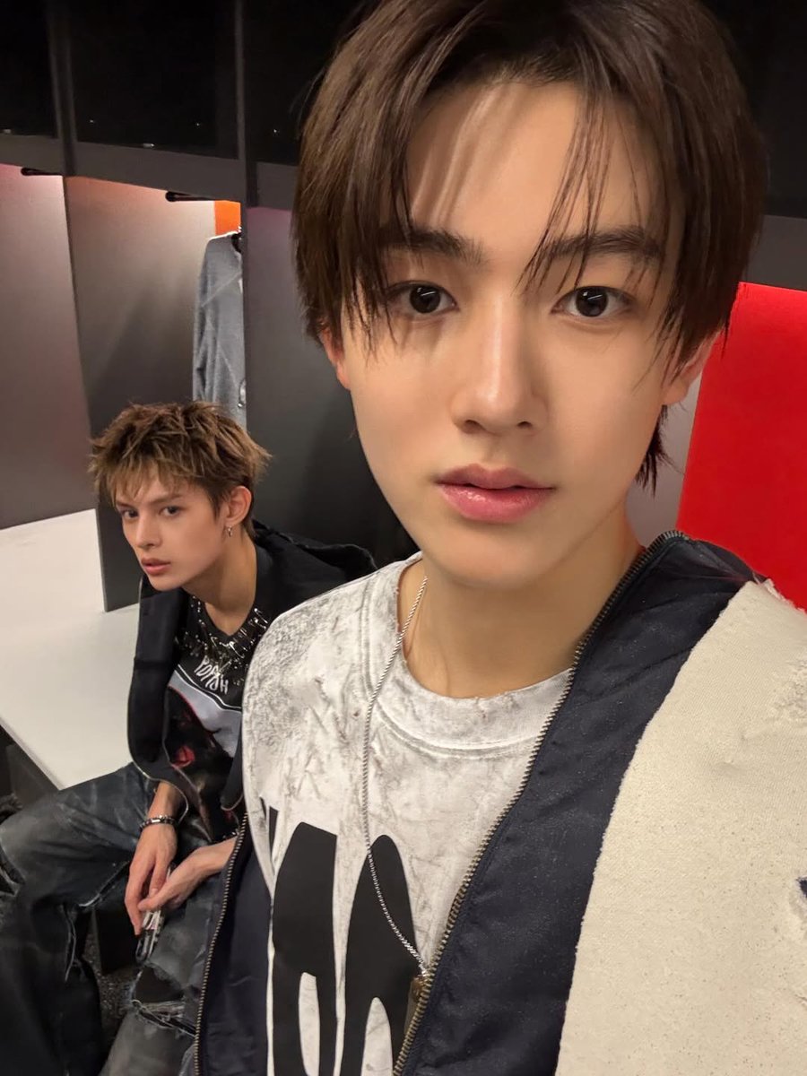 ummhyeon's tweet image. Oh ada bang martin nyempil

hoodie moodie