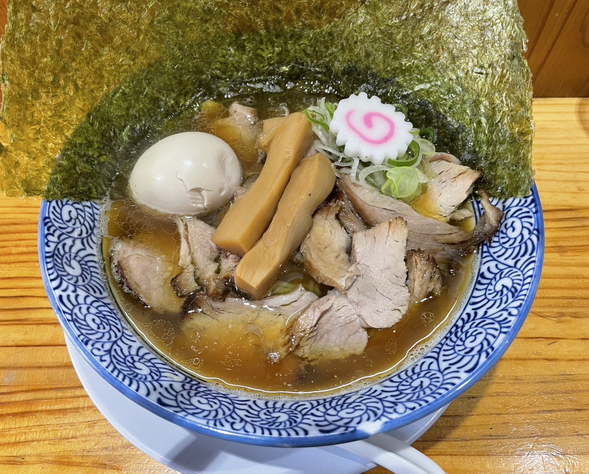 MiyauraRamenDay's tweet photo. 焼き煮干し醤油チャーシュー麺
¥1200
煮干しの風味が強く感じられながらも生臭さが一切ない至極の一杯です。
量もお値段も破格。ぜひお試しあれ。 https://t.co/rKz1w3hpAI
