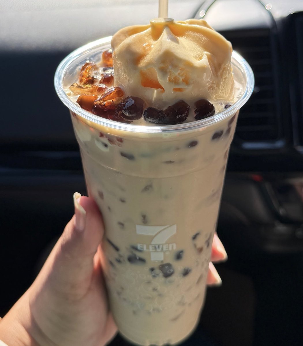 ไปเปิดคาเฟ่เองที่เซเว่นมา สานฝันคนอยากกินชานมไข่มุกแบบเร่งด่วน DIY เมนูค่ดสนุกเลย หยิบเจลลี่หมีบุกไข่มุก รสบราวน์ชูการ์ + ชาไทยชูใจ + ไอติมวานิลลา อร่อยเลยล่ะ ไม่หวานบาดคอ ยิ่งตอนไอติมละลายเหมือนกิน Float ร้านแมคฯ เลยอ่ะ อร่อยย