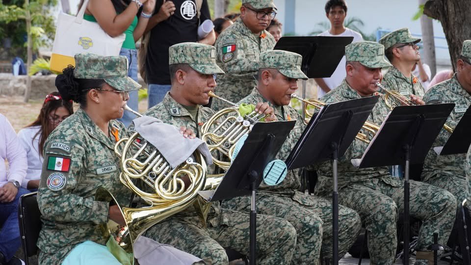 La Navidad🎄llegó al #TecNMAcapulco envuelta en música, tradición y un brillo especial ✨que solo se siente cuando la comunidad tecnológica se reúne alrededor del pino para celebrar las fiestas decembrinas. 🎊

🔗 facebook.com/share/p/1Dqv2a…

#OrgulloTecNM  
#TodosSomosTecNM