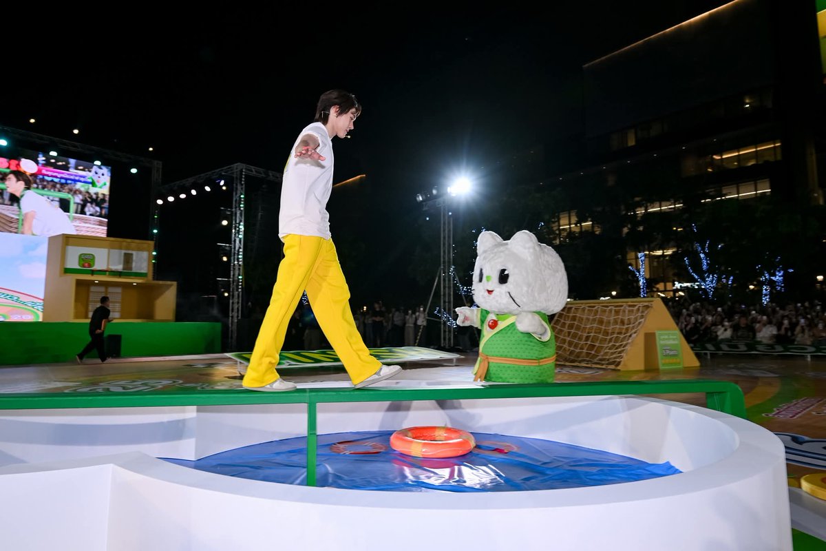 hirunkitfans's tweet image. ไฮไลท์สุด Cute! กับแลนด์มาร์ก “บันไดแมว...เมี๊ยวววว” กลางหมู่บ้าน ที่จะพาทุกคนไต่ระดับความน่ารักไปพร้อมกับการแข่งขันนัดหยุดโลกของ 4 Presenter เพื่อนซี้ &quot;สกาย-นานิ-เจมีไนน์-โฟร์ท&quot;และเจ้า Oishi Neko ตัวป่วน

#รู้สึกดีทุกTeaที่เข้าแอปโออิชิคลับ
#OishiClubxSkyNani
#OishiClub…