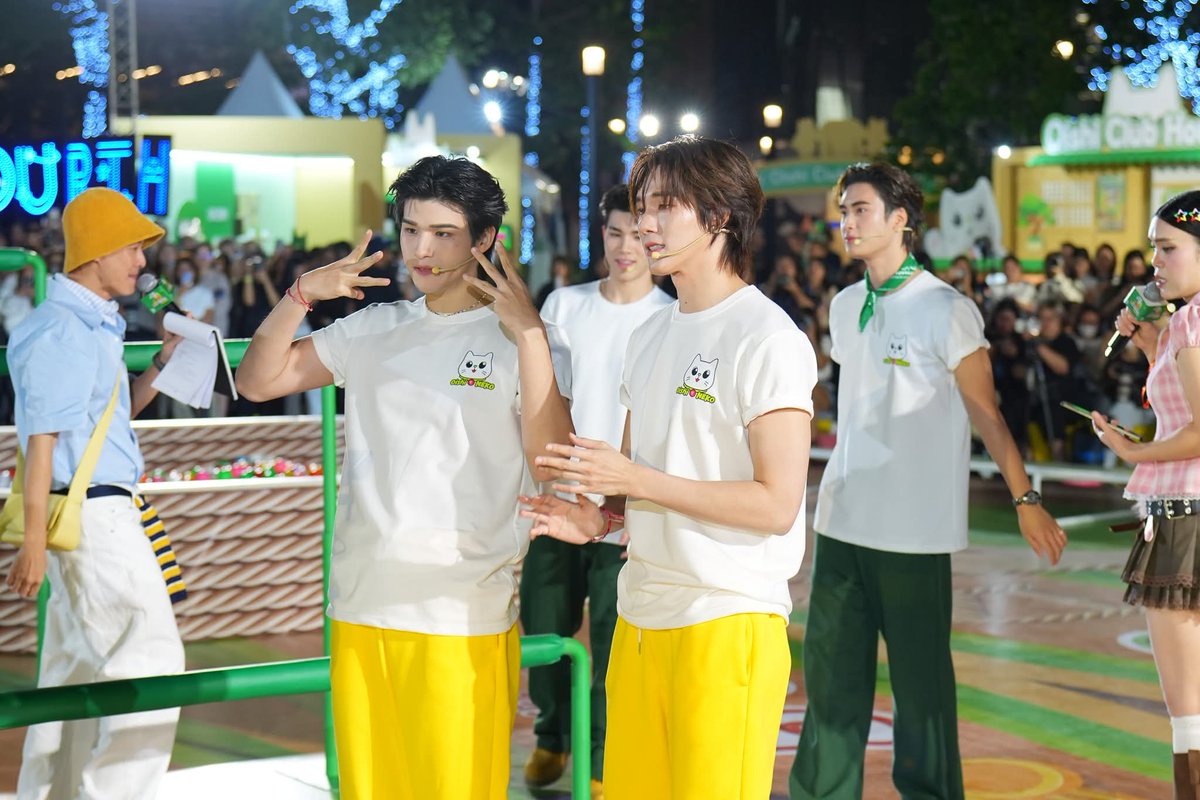 hirunkitfans's tweet image. ไฮไลท์สุด Cute! กับแลนด์มาร์ก “บันไดแมว...เมี๊ยวววว” กลางหมู่บ้าน ที่จะพาทุกคนไต่ระดับความน่ารักไปพร้อมกับการแข่งขันนัดหยุดโลกของ 4 Presenter เพื่อนซี้ &quot;สกาย-นานิ-เจมีไนน์-โฟร์ท&quot;และเจ้า Oishi Neko ตัวป่วน

#รู้สึกดีทุกTeaที่เข้าแอปโออิชิคลับ
#OishiClubxSkyNani
#OishiClub…