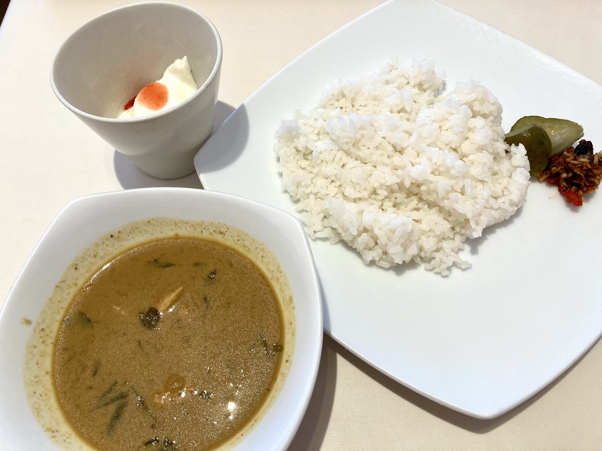 これから演劇学校！いつものルーティーンでお気に入りのお店へ。薬膳カレーを頂きエネルギーチャージだ。昨日今まで以上に短くしてみました。似合うかなぁ？