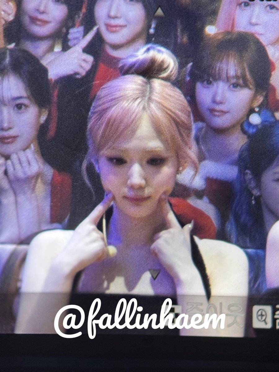 fallinhaem's tweet photo. 251202 Mini Busking

#트리플에스 #triples
#윤서연 #서연 #SeoYeon https://t.co/llLia3t2dM
