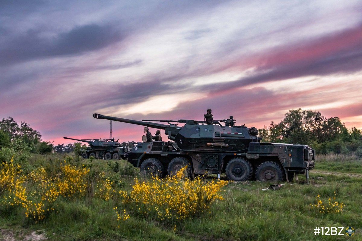 WBGroup_PL's tweet photo. "Artylerzyści z 12. Brygady Zmechanizowanej z @12Dywizja ćwiczyli realizację zadań ogniowych z wykorzystaniem haubic samobieżnych DANA-T. Na nagraniu pojawia się terminal z logiem #WBElectronics (spółka wiodąca @WBGroup_PL), wskazujące na poddanie „Danusi” procesowi modyfikacji skupionemu się na montażu systemu kierowania ogniem #TOPAZ. Pojazdy poddane tym ulepszeniom otrzymały nazwę DANA-T i niskim kosztem otrzymały znacznie większe możliwości pod kątem rażenia celów oraz świadomości sytuacyjnej załogi" za @Defence24pl.
https://t.co/SyE6yyb0k5