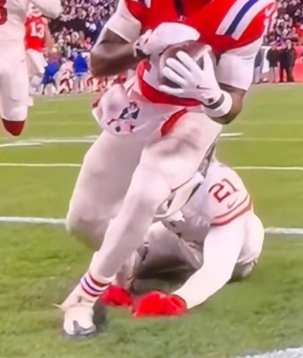 Toe drags and skips off hand of defender.