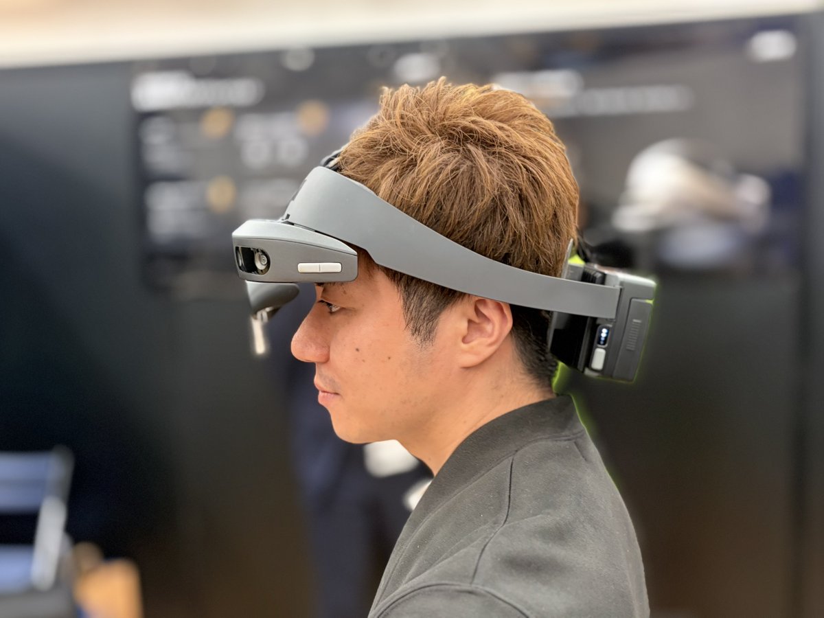 HoloLensを彷彿とさせる産業用HMD「SiNGRAY G2」。主な用途は現場での作業支援やトレーニング、機器メンテナンスなど完全に法人向けだが、ぱっと見の印象より装着バランスは良い。ホットスワップ対応バッテリーなのも珍しいかも