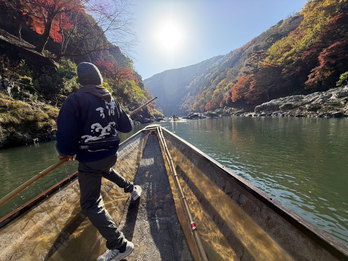 🍁紅葉だより2025（12/2）🍁 
風に運ばれてひらひらと散る紅葉に目を奪われる時季になりましたが、当協会が調査しているスポットのうち、約半数はまだ見頃です👀
貴船・鞍馬や比叡山などの山間部、嵯峨野の一部では、見頃過ぎのスポットも出てきているので、どうぞお早めに！

▼紅葉だより