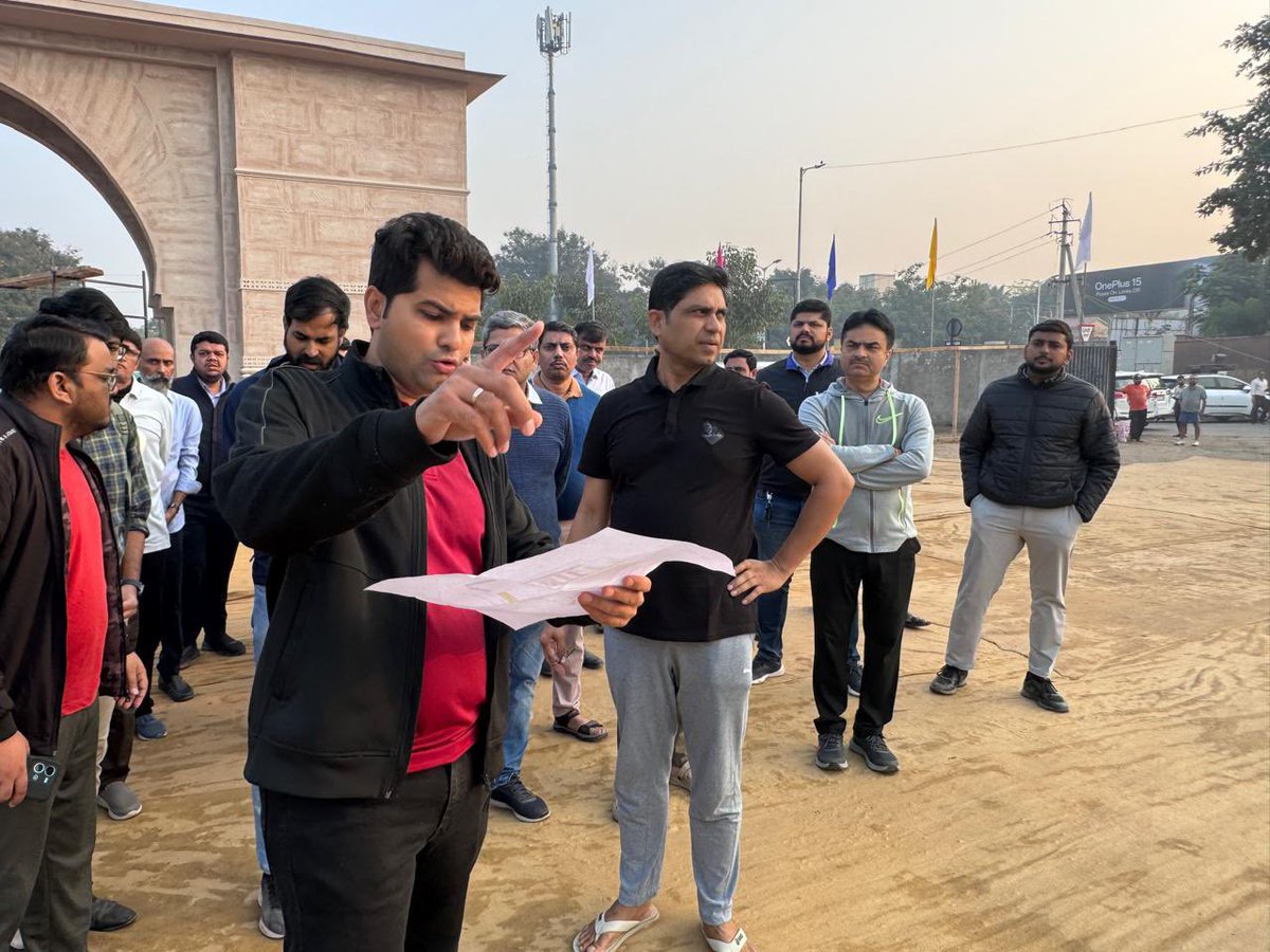 AmdavadAMC's tweet image. અમદાવાદ શોપિંગ ફેસ્ટિવલ 2025-26 ની ભવ્ય શરૂઆત માટેની તૈયારીઓ હવે અંતિમ તબક્કામાં છે.
આ તૈયારીઓની સમીક્ષા માટે અમદાવાદના મ્યુનિસિપલ કમિશનર શ્રી બંછાનિધી પાની આજે સિંધુભવન રોડ ખાતે નિરીક્ષણ માટે પહોંચ્યા. પરિસ્થિતિ, વ્યવસ્થા અને સમગ્ર આયોજનને વધુ ઉત્તમ બનાવવા તેમણે મહત્વપૂર્ણ…