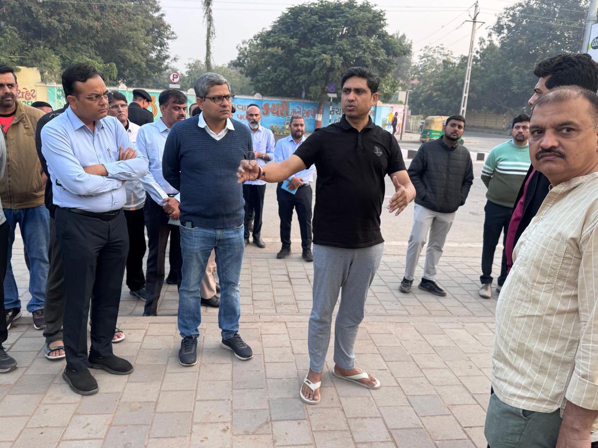 AmdavadAMC's tweet image. અમદાવાદ શોપિંગ ફેસ્ટિવલ 2025-26 ની ભવ્ય શરૂઆત માટેની તૈયારીઓ હવે અંતિમ તબક્કામાં છે.
આ તૈયારીઓની સમીક્ષા માટે અમદાવાદના મ્યુનિસિપલ કમિશનર શ્રી બંછાનિધી પાની આજે સિંધુભવન રોડ ખાતે નિરીક્ષણ માટે પહોંચ્યા. પરિસ્થિતિ, વ્યવસ્થા અને સમગ્ર આયોજનને વધુ ઉત્તમ બનાવવા તેમણે મહત્વપૂર્ણ…