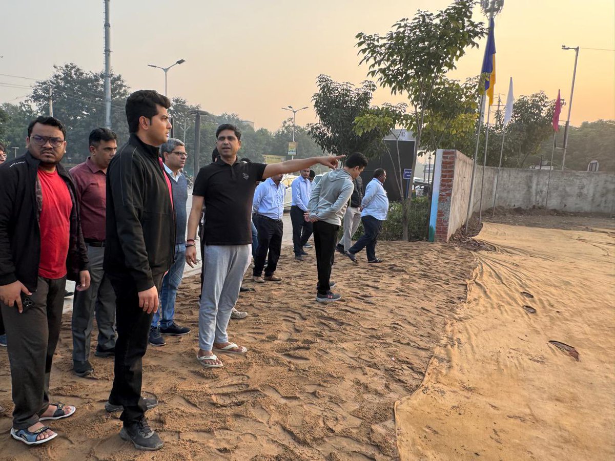 AmdavadAMC's tweet image. અમદાવાદ શોપિંગ ફેસ્ટિવલ 2025-26 ની ભવ્ય શરૂઆત માટેની તૈયારીઓ હવે અંતિમ તબક્કામાં છે.
આ તૈયારીઓની સમીક્ષા માટે અમદાવાદના મ્યુનિસિપલ કમિશનર શ્રી બંછાનિધી પાની આજે સિંધુભવન રોડ ખાતે નિરીક્ષણ માટે પહોંચ્યા. પરિસ્થિતિ, વ્યવસ્થા અને સમગ્ર આયોજનને વધુ ઉત્તમ બનાવવા તેમણે મહત્વપૂર્ણ…