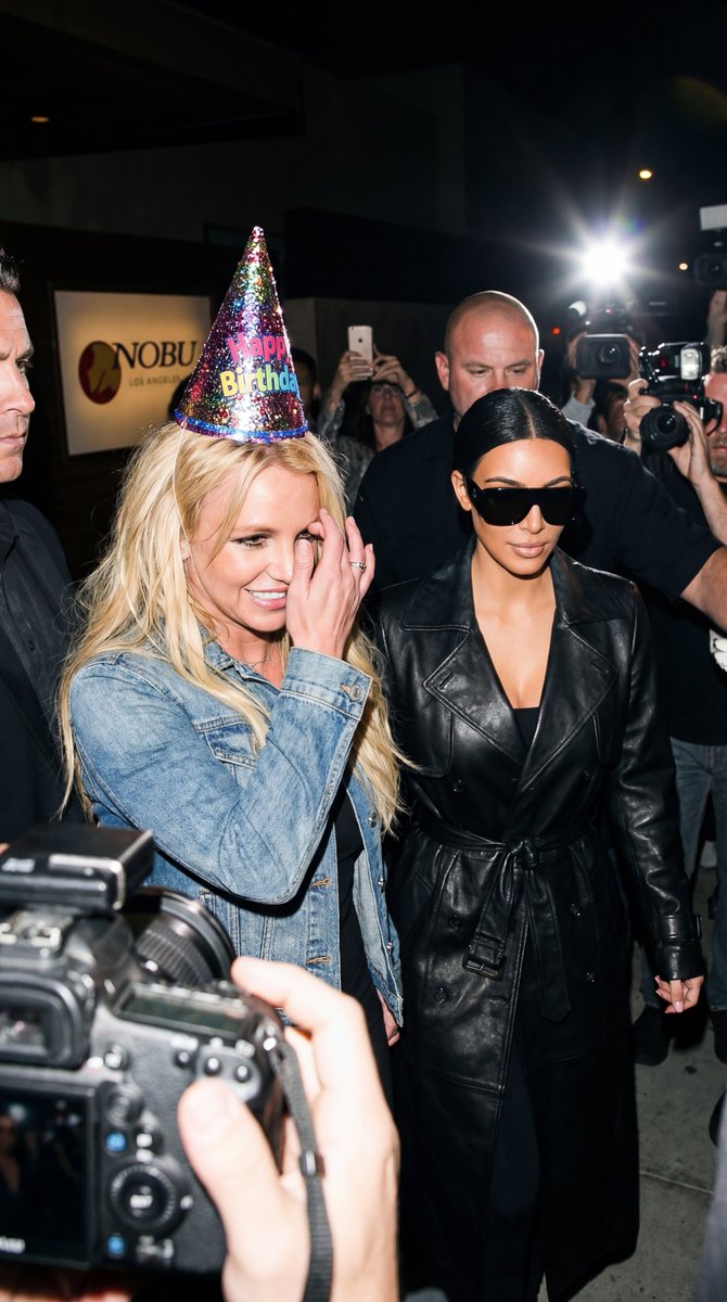 FreeBritneyLive's tweet image. 🚨📸 Britney celebrated her 44th birthday in Los Angeles with Kim Kardashian.